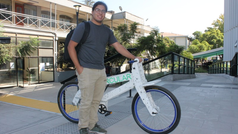 USACH apuesta por la movilidad verde: Estudiante de Ingeniería Comercial obtiene $15 millones de Corfo para su innovador proyecto de bicicletas recicladas