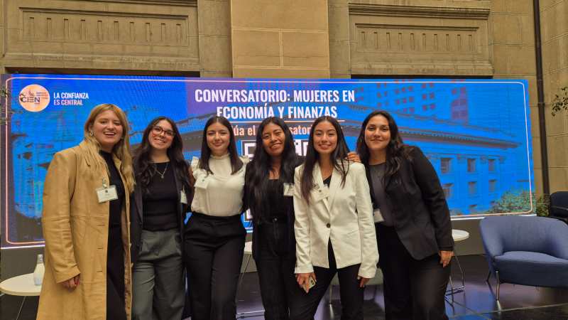 Estudiantes de Ingeniería Comercial participaron en el Conversatorio 