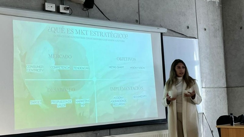 Valeria Santis, destacada egresada de Ingeniería Comercial realiza clase magistral en el marco del programa L'Oréal Avanza 2024  